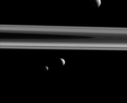 Marele Univers al lui Saturn și sateliții săi în timpul iernii 2015-2016