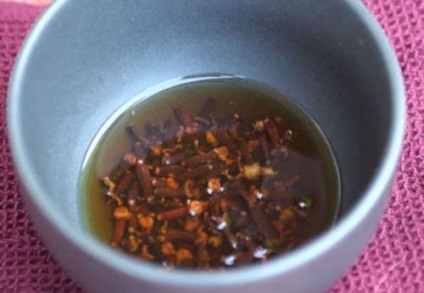 A szegfűszeggel rendelkező tea hasznos tulajdonságokkal és alkalmazásokkal rendelkezik