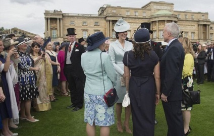 Membrii familiei regale din Marea Britanie au organizat o petrecere de grădină în Palatul Buckingham