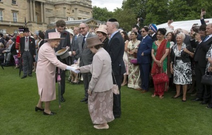 Membrii familiei regale din Marea Britanie au organizat o petrecere de grădină în Palatul Buckingham