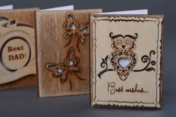 Cărți poștale din lemn ca o afacere