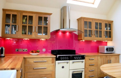 Bucătărie de design bucătărie prezentă în culoarea de sirop de zmeură