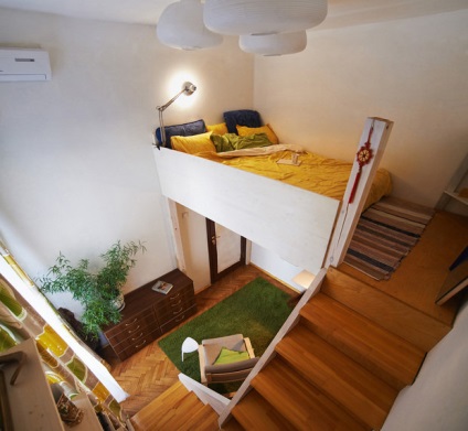 Pentru un cuplu tânăr, un proiect de design al unui dormitor cu două nivele în Moscova