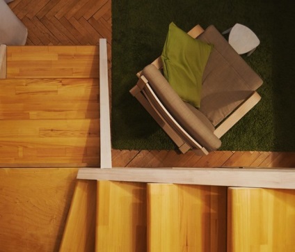 Pentru un cuplu tânăr, un proiect de design al unui dormitor cu două nivele în Moscova