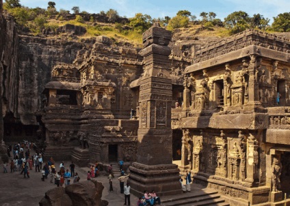 Az Ellora ősi temploma Indiában három vallás helyszíne