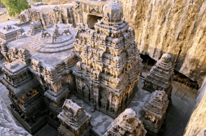 Az Ellora ősi temploma Indiában három vallás helyszíne