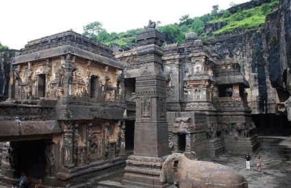 Az Ellora ősi temploma Indiában három vallás helyszíne