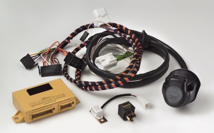 A vonóhorog elektromos szerkezete univerzális, eredeti, a hozzáillő egységet (vontatórudakkal) A vonóhorog elektromos szerkezete univerzális, eredeti, a megfelelő egységgel