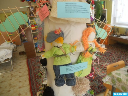 Reportaj foto despre expoziția de păpuși-amulete