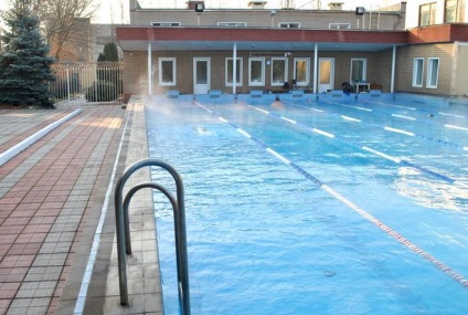 Care sunt beneficiile și dezavantajele înotării în piscina în aer liber în timpul iernii?