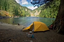 Cum sa alegi cortul potrivit pentru drumetii, camping si pescuit
