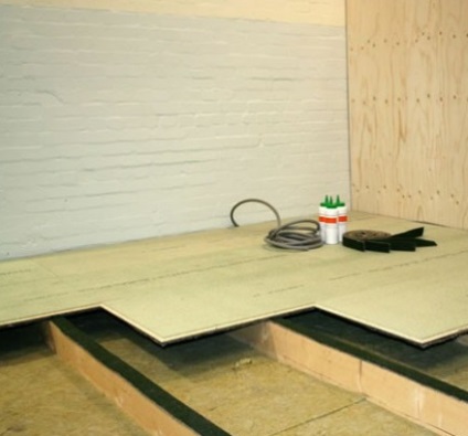 Cum se face izolarea fonică a podelei într-o casă cu tavane din lemn