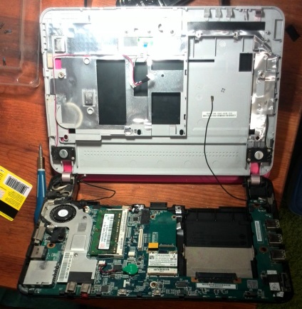 Cum să demontați netbook Sony modelul Vaio PCG-21311v vpcm12m1r