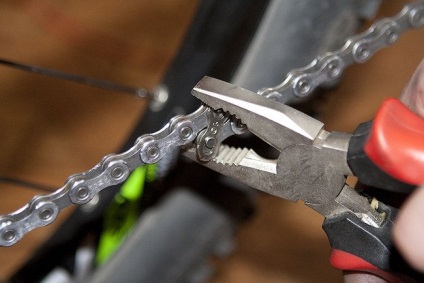 Cum să eliminați un lanț dintr-o bicicletă fără ao apăsa pe un munte și o bicicletă de viteză