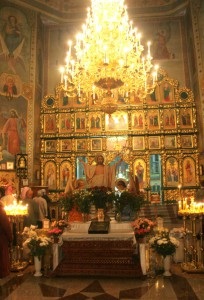 Hogyan viselkedjenek a Zhirovichi Stauropegic kolostor ortodox egyházában?