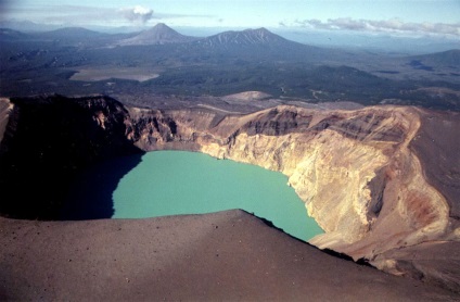 Lacul acid în craterul vulcanic mic răsad în Kamchatka