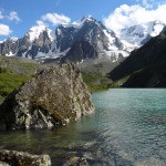 Lacul acid în craterul vulcanic mic răsad în Kamchatka