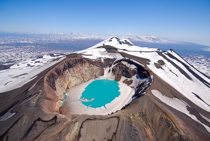 Lacul acid în craterul vulcanic mic răsad în Kamchatka