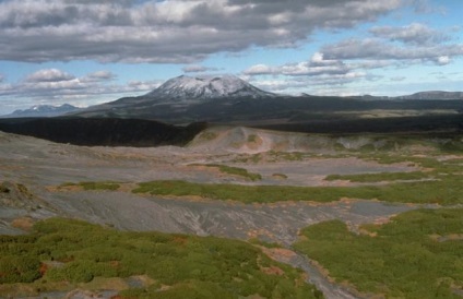 Lacul acid în craterul vulcanic mic răsad în Kamchatka