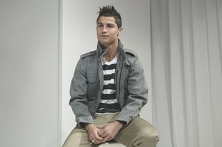 Colecția de haine Cristiano Ronaldo și un interviu cu celebrul jucător de fotbal