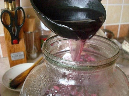 A télből készült oltóanyagból készült összetevő - az ital receptjei szilvával, cseresznyével és fekete cseresznyével, főzéssel