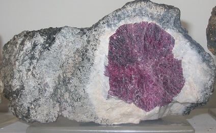 Corundum - piatră, formulă, proprietăți