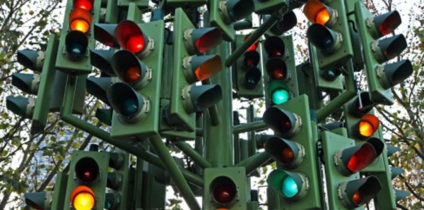 Ki találta fel a közlekedési lámpát, ahol első alkalommal közlekedési lámpát használt