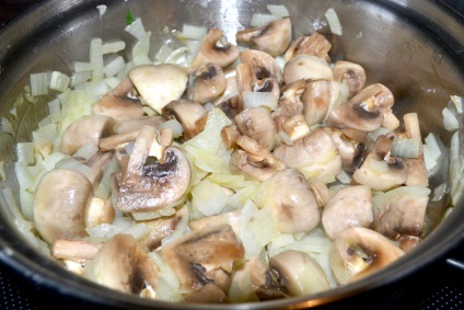 Ciorba de pui cu ciuperci și fasole în sos cremos