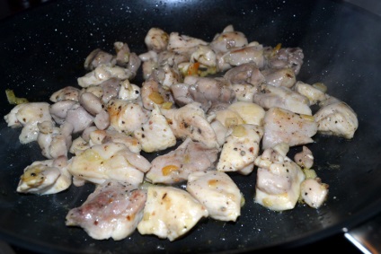 Пиле задушено с гъби и боб в сметанов сос