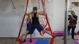 Master-clasă în acrobație aeriană, căldură de mâinile noastre