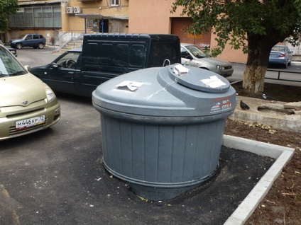 Container de gunoi în curte, colectare separată a gunoiului, container încastrat