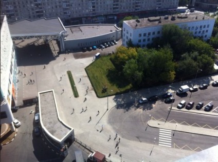 A helyszínen a lebontott piaci vitorlázó - felszerelt parkoló - Moszkva 24