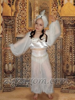 Costumul de Anul Nou al frumuseții orientale