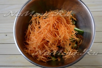 Castraveți în coreeană pentru iarnă, o rețetă cu morcovi
