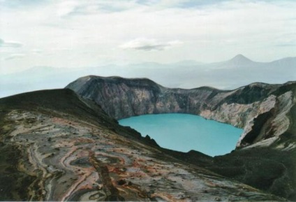 Lacul Trinity este situat în craterul semințelor mici de vulcan