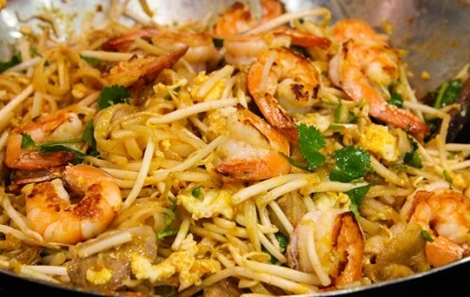 Pad thai (pad thai) - o carte de vizită a bucătăriei thailandeze