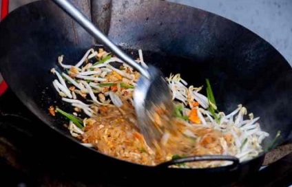 Pad thai (pad thai) - o carte de vizită a bucătăriei thailandeze