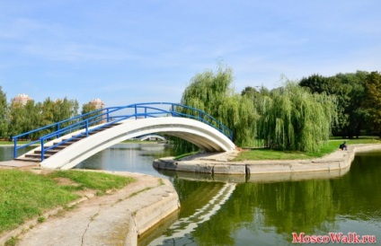 Parc de prietenie în apropiere de stația de metrou - plimbări la Moscova, parcuri