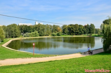 Parc de prietenie în apropiere de stația de metrou - plimbări la Moscova, parcuri