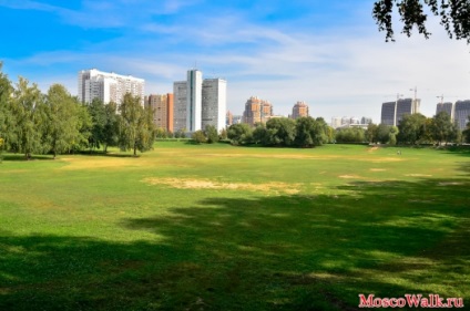 Parc de prietenie în apropiere de stația de metrou - plimbări la Moscova, parcuri