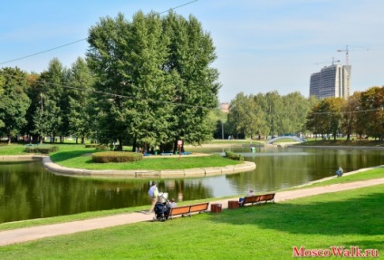 Park a barátság közelében a metró folyó állomás - sétál Moszkvában, parkok