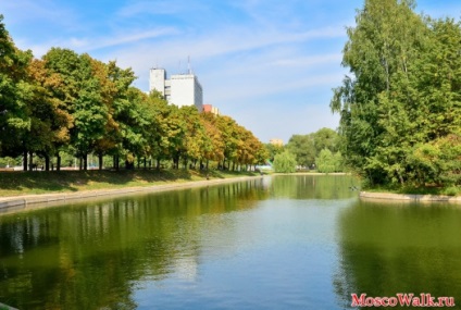 Parc de prietenie în apropiere de stația de metrou - plimbări la Moscova, parcuri