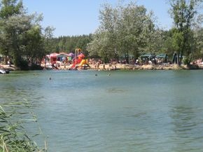 Parcul de recreere - un basm al lacului - pe lacurile albastre Donbass