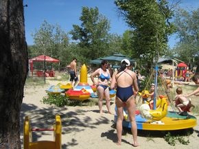 Parcul de recreere - un basm al lacului - pe lacurile albastre Donbass