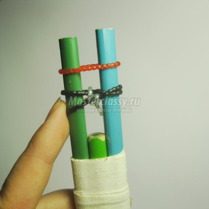 Fonott karkötő rugalmas szalagokból ceruzákon