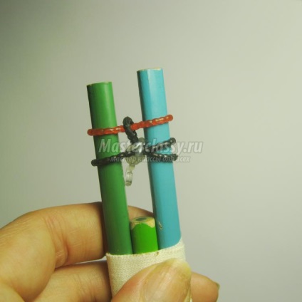 Brățară împletită din benzi elastice pe creioane