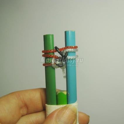 Fonott karkötő rugalmas szalagokból ceruzákon