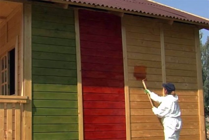 Pictura fațadelor unei case din lemn cu mâinile tale
