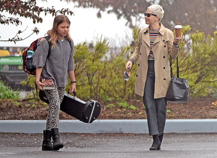 Fiica în vârstă a hitului Ledger este văzută la o plimbare cu Michelle Williams în New York, salut! Rusia
