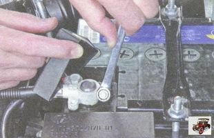 Verificarea unui echipament electric pe masina unei grătare a garniturii de legătură 2190 (acumulatorul nu este încărcat)